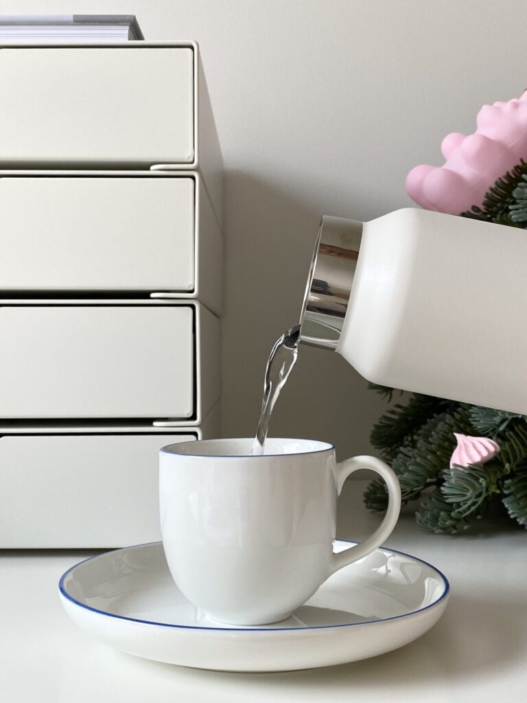 9 Ý Tưởng Decor Bếp Đơn Giản Mà Cực Xinh Cho Nhà Bếp 7 Bình nước phong cách Hàn Quốc