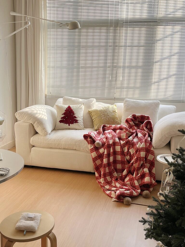 7 Ý Tưởng Decor Phòng Khách Giáng Sinh Ấm Cúng, Đẹp Mê Ly 2 7 Ý Tưởng Decor Phòng Khách Giáng Sinh Ấm Cúng, Đẹp Mê Ly 2