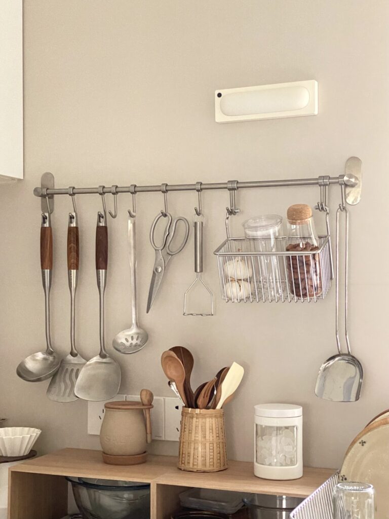9 Ý Tưởng Decor Bếp Đơn Giản Mà Cực Xinh Cho Nhà Bếp 4 Treo đồ dùng nhà bếp lên giá